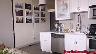 सौतेली बहन POV में बड़ा काला लंड कैजुअली चूस रही!