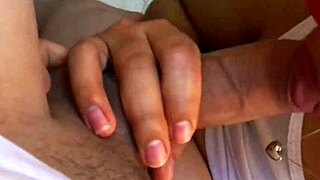 la hijastra era tan apretada que él tenía que usar lubricante para poder penetrarla sin hacerle daño