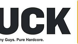 चेक 18+ लड़की डेस्क पर झुककर हंप हो रही!