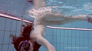 underwater babe roxalana cheh goes fully bare in the pool
