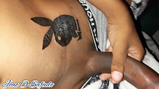 novinho gozando gostoso pra nova tatuagem playboy no corpo