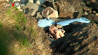 बीच पर वॉयर ने उन्हें चोदते हुए पकड़ा, सोचा छुपा स्थान है! 🏖️👀