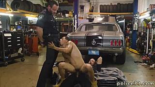 अरे, गॉथिक ट्विंक जवान लड़के खिलौनों और कॉप्स संग धमाल मचाते!