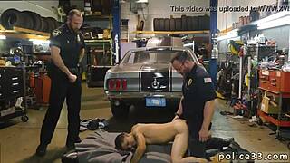 अरे, गॉथिक ट्विंक जवान लड़के खिलौनों और कॉप्स संग धमाल मचाते!