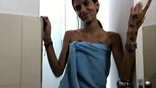 Mi Hermanastra Me Encuentra Masturbándome En Su Baño Y Me Da El Placer De Correrme En Su Cara Joven - Historia Completa