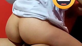 Colegiala video casero montando a maestro de clases con su uniforme rompiendo el culito