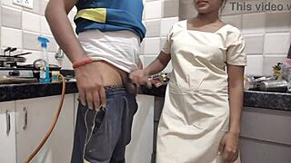 किचन में रफ पीओवी में स्टेपभाई द्वारा झुकी हुई देसी कॉलेज लड़की