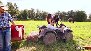 दो हॉट बेब्स रैंच बॉय से आउटसाइड फार्म पाउंड होती हैं