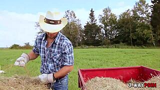 दो हॉट बेब्स रैंच बॉय से आउटसाइड फार्म पाउंड होती हैं