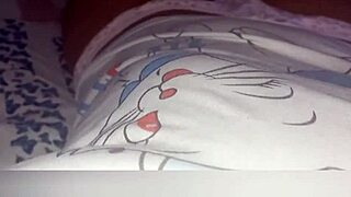 Madrastra culona y tetona se prepara para dormir sin embargo siente su coño mojado que prefiere masturbarse