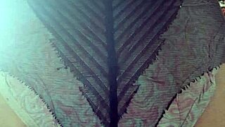 ओएमजी, एल्ज़ा को नायलॉन टाइट्स में... बेडरूम में हॉट फेटिश खेल