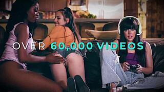 हेय, देखते हैं कौन सबसे अच्छी चीरलीडर है, एलिजा इबारा या कोको लवेलॉक, इस फेरल लॉकर रूम स्किसरिंग में!