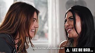 लेज़ बी बैड - एड्रिया रे गैल रिची की कच्ची चूत चाहती है