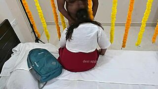 स्कूल गर्ल अंकल के साथ पहली रात इंटेंस सेक्स का अनुभव करती है