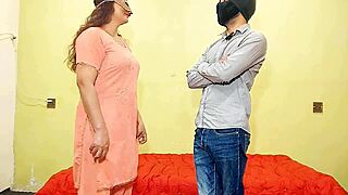 देसी इंडियन भाभी को हार्ड डॉगीस्टाइल में चोदा गया, डर्टी हिंदी ऑडियो के साथ