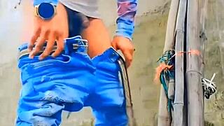 स्मॉल कॉक सिसी को स्लैप और पिस्स किया आउटडोर एक्सोटिक कंपाइलेशन में