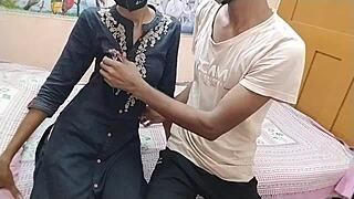 इंडियन स्टेपसिस्टर डिम्पल बॉयफ्रेंड को होम में क्विकी के लिए सेड्यूस करती है