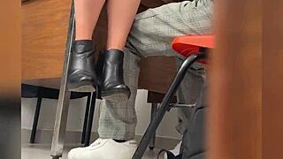 una maestra y su alumno en el sal�n de clases lo manda a llamar al sal�n y los graban detr�s de la puerta maestra mexicana madura sexo publico video casero