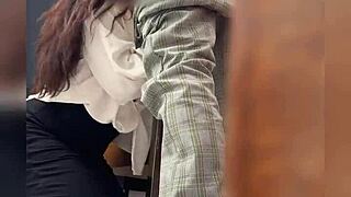 una maestra y su alumno en el sal�n de clases lo manda a llamar al sal�n y los graban detr�s de la puerta maestra mexicana madura sexo publico video casero