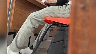 una maestra y su alumno en el sal�n de clases lo manda a llamar al sal�n y los graban detr�s de la puerta maestra mexicana madura sexo publico video casero