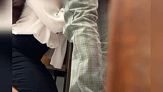 una maestra y su alumno en el sal�n de clases lo manda a llamar al sal�n y los graban detr�s de la puerta maestra mexicana madura sexo publico video casero