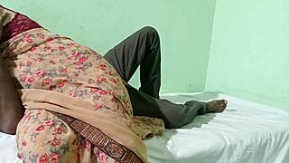 हसबैंड दूर है, वाइफ ब्रदर-इन-लॉ को होममेड फन से टेस करती है