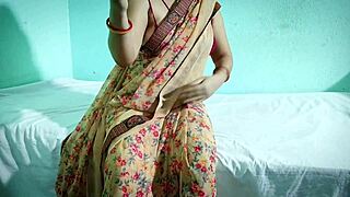 लकी देसि बॉय हॉट भाभी को हसबैंड पर चोदता है