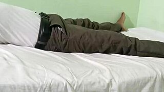 हसबैंड दूर है, वाइफ ब्रदर-इन-लॉ को होममेड फन से टेस करती है