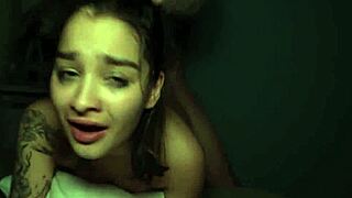 बेडरूम में ब्रूनेट की लेग्स मॉन्स्टर कॉक ऑर्गेज्म से शेक करती हैं