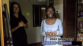 डॉ. टैंपा अस्पताल के बैकस्टेज में इंटर्न्स को गिगल्स के साथ ओवरसीज करती है
