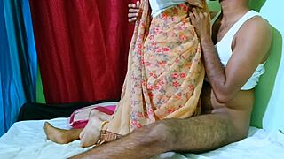 डेवर मेरी टाइट स्लिट को ह्यूज रॉड से भरता है, बार-बार क्रीम से भर देता है