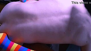 la estudiante universitaria fue invitada al apartamento de su compañero de clase para estudiar juntos y terminaron disfrutando de una noche apasionada