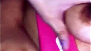 la madre voluptuosa lo pone nervioso con ropa ajustada