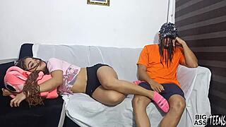 tengo sexo con mi padrastro, casi nos pillan follando en el sofa.