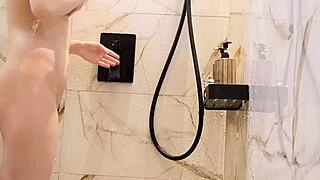 Bathing black hair Japanese girl shows off cute skinny legs!