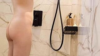 Bathing black hair Japanese girl shows off cute skinny legs!