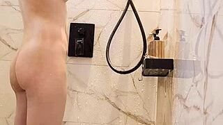 Bathing black hair Japanese girl shows off cute skinny legs!