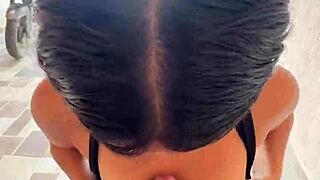 colombiana cachonda le saca el pene a su novio en la calle y se lo mama, panties and ass in public