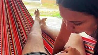 colombiana cachonda le saca el pene a su novio en la calle y se lo mama, panties and ass in public