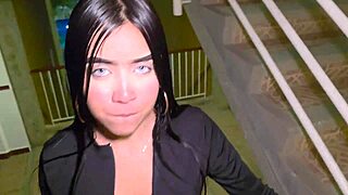 mi vecina me tocó el pene en la calle y eso me hizo sentir vergüenza - después de eso fuimos a mi apartamento a follar