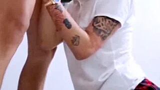 colegiala rubia venezolana se deja coger en vivo por su novio mientras hace un live de tik tok.