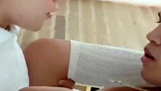 colegiala rubia venezolana se deja coger en vivo por su novio mientras hace un live de tik tok.