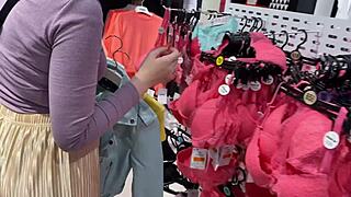 Getting a blowjob in the changing booth 😍