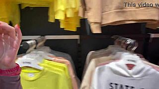 Getting a blowjob in the changing booth 😍