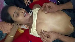 इंडियन ब्यूटी शादी से पहले बॉयफ्रेंड को चोदती है