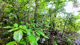 थाई हसीना जंगल में टहलते झुककर चुदाई कर ली मशरूम ढूंढने से पहले 4K