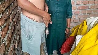 इंडियन न्यूलीवेड ब्राइड को फिंगर लिक किया मस्कुलर ग्रूम ने डॉर्म में डीप चोदा