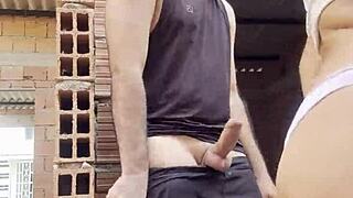 Putita colombiana se deja follar en publico arriesgado y camina por toda la calle con el semen