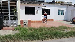 Hermanastro me visita para charlar pero me convence de follar con el mientras nuestros padres estan en otra habitacion - porno en espanol