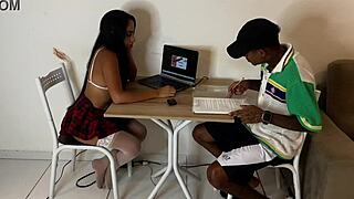 deixou a namorada estudar e o amigo meteu rola na buceta dela